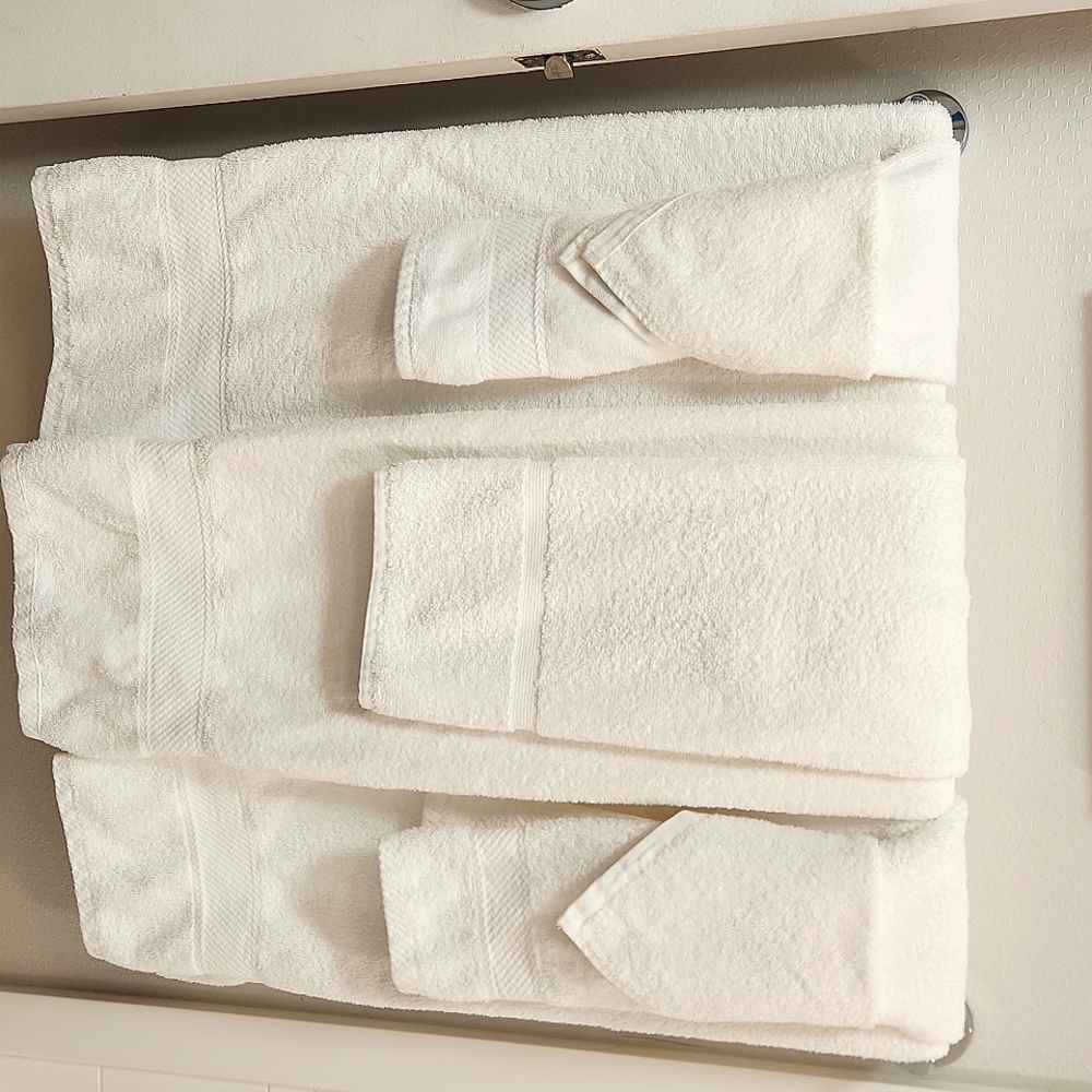 Hilton brand. Never used 4 towels 4 hand towels,  4 wash clothes and foot towels